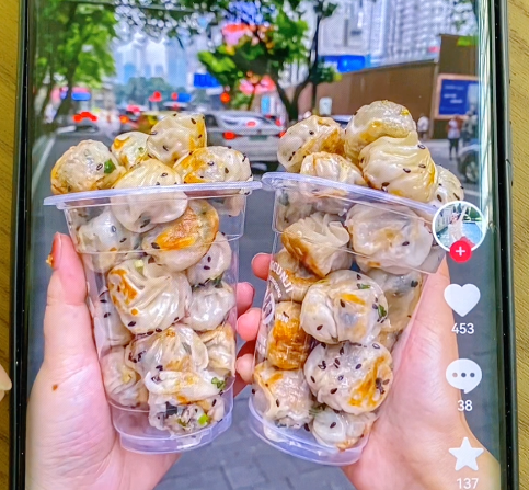 华人老铁用拇指生煎包机做生煎包，汤汁浓稠、面皮酥脆！