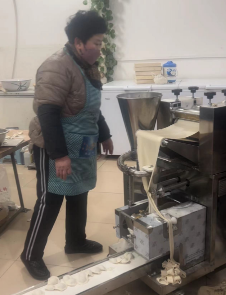 三十年老店使用三好饺子机包饺子