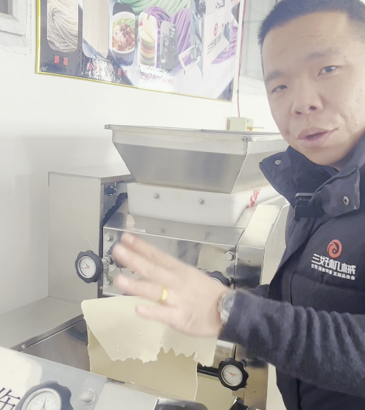 作为一个新手小白应该怎么使用面条机制作面条？